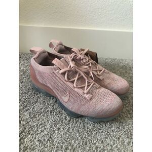 Nike Women’s Air Vapormax 2021 Flyknit sneaker size 9